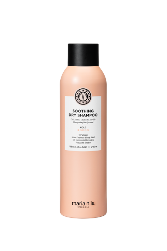 Das Maria Nila Soothing Dry Shampoo bietet eine schnelle und effektive Lösung für frisches und voluminöses Haar, ohne Wasser zu verwenden.