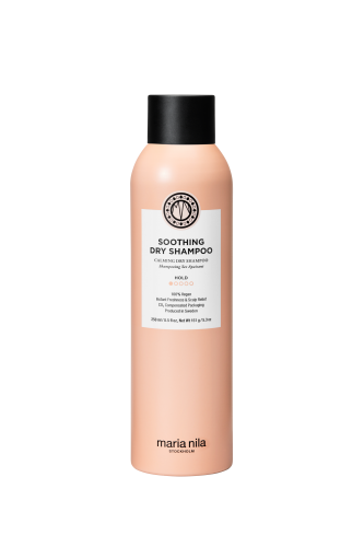 Das Maria Nila Soothing Dry Shampoo bietet eine schnelle und effektive Lösung für frisches und voluminöses Haar, ohne Wasser zu verwenden.